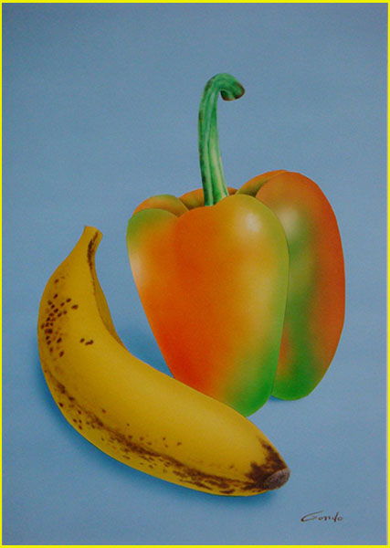 peinture acrylique d'une banane tachetée de brun posée devant un poivron bicolore orange et vert sur un fond bleu uni